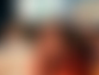 Mulher com a mão estendida em sinal de pare