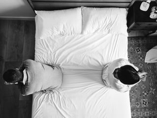 Casal sentado na cama
