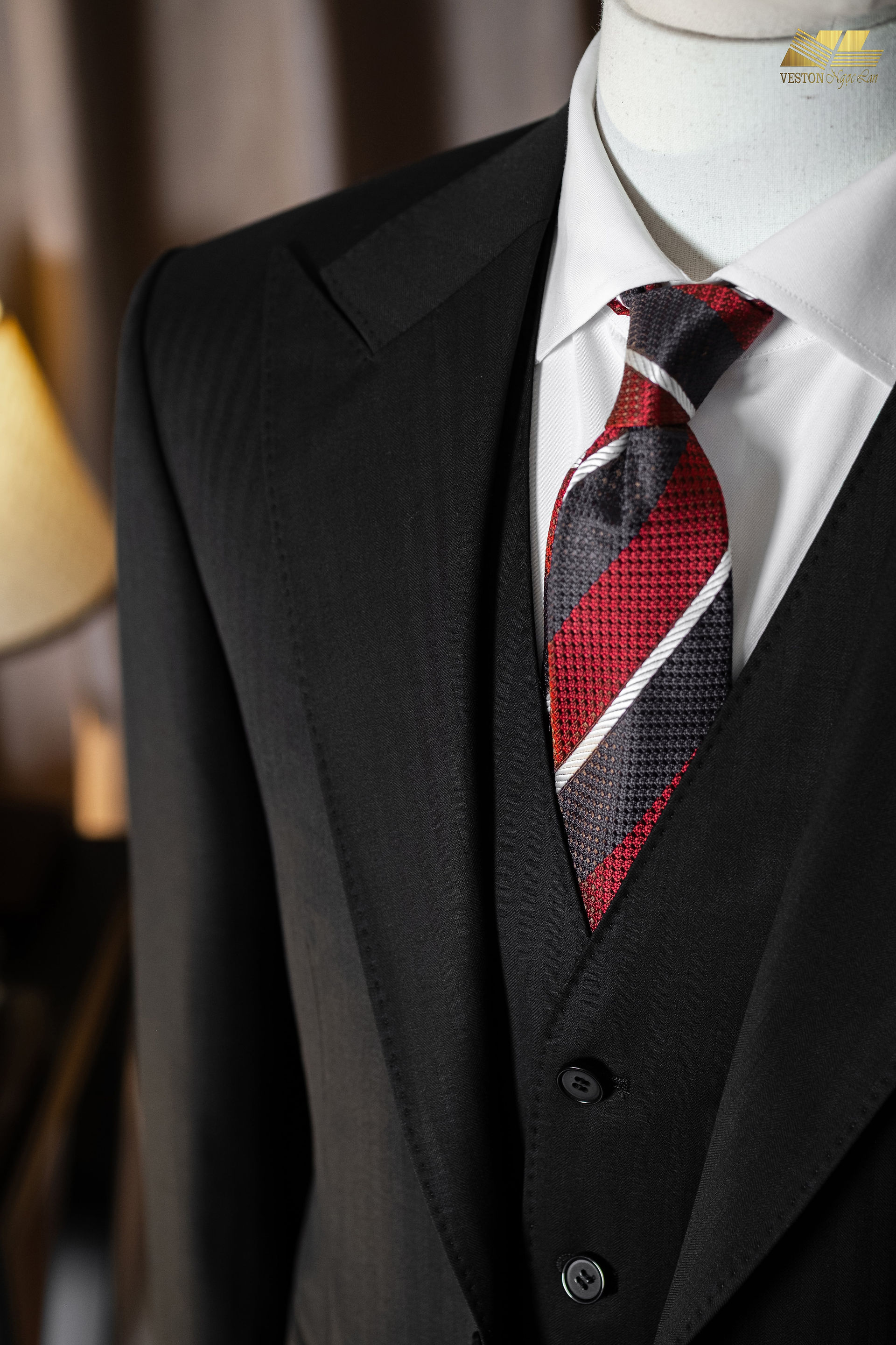 The detail of the Suit is herringbone pattern. Luxurious, flattering the wearer's figure.