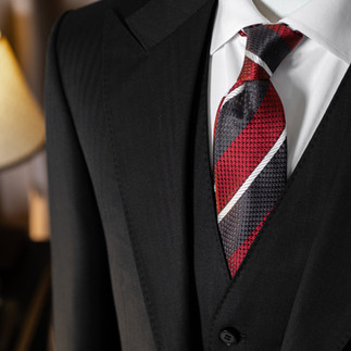 The detail of the Suit is herringbone pattern. Luxurious, flattering the wearer&#39;s figure.