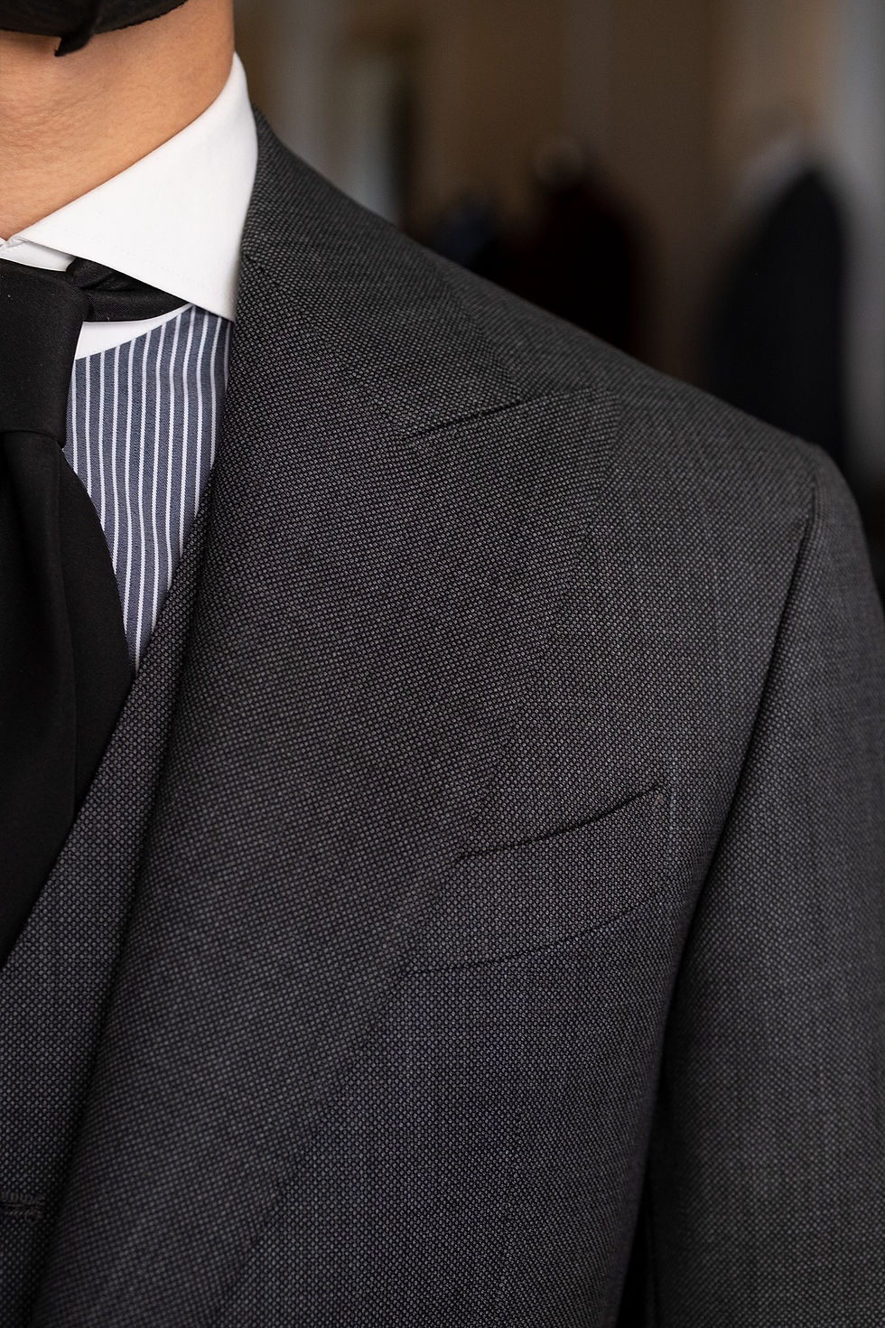 Thumbnail: BỘ SUIT MAY SẴN MÀU GHI HỌA TIẾT MẮT CHIM