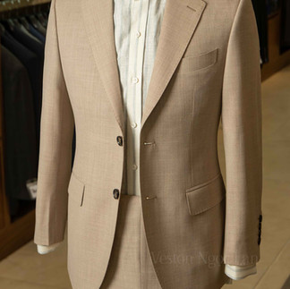 Suit may đo màu beige chất liệu wool thoáng mát, phom dáng chuẩn, lựa chọn hoàn hảo cho mùa hè