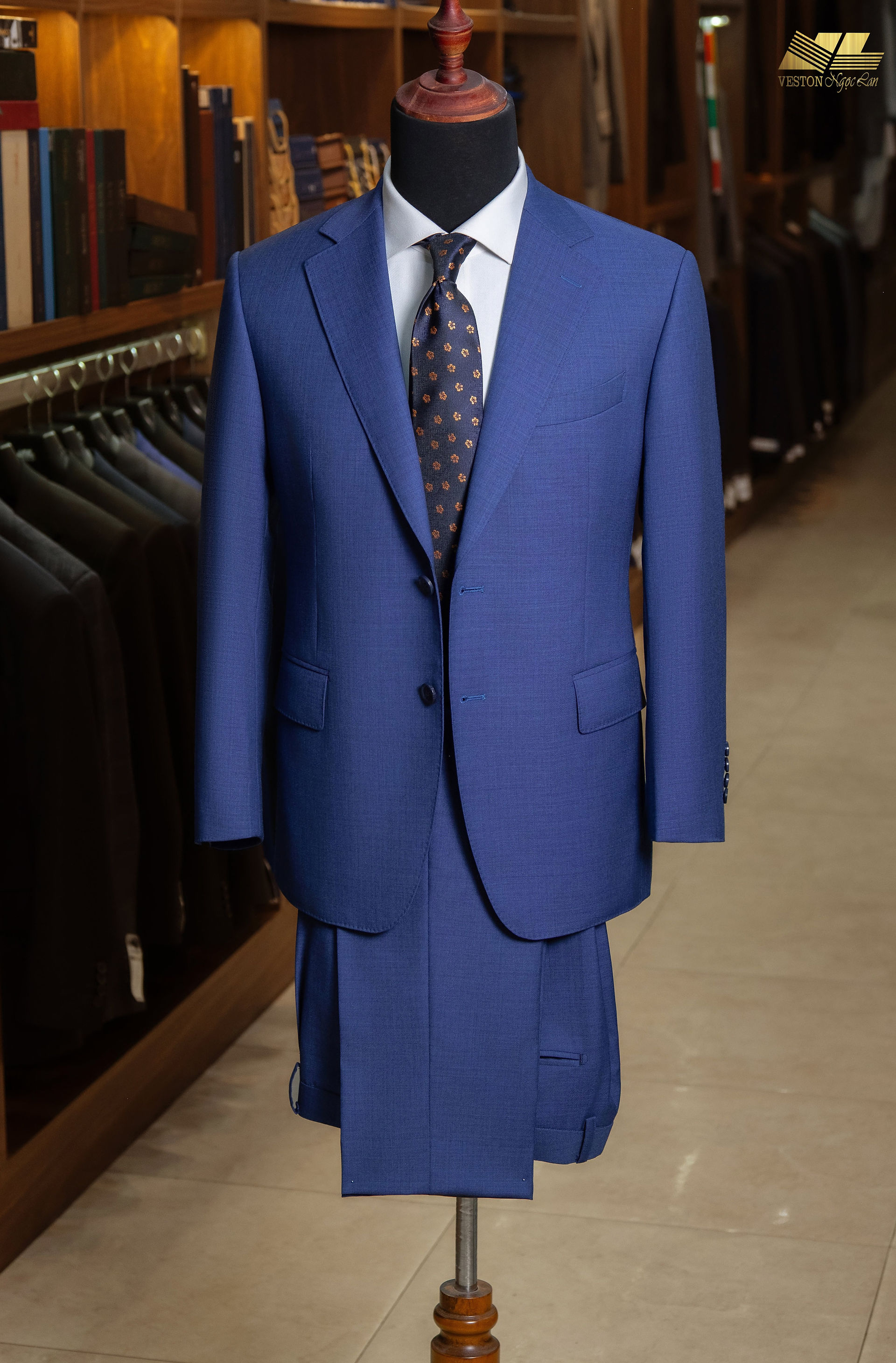 Bộ Suit may đo màu navy được ứng dụng linh hoạt từ công việc công sở đến sự kiện trang trọng.