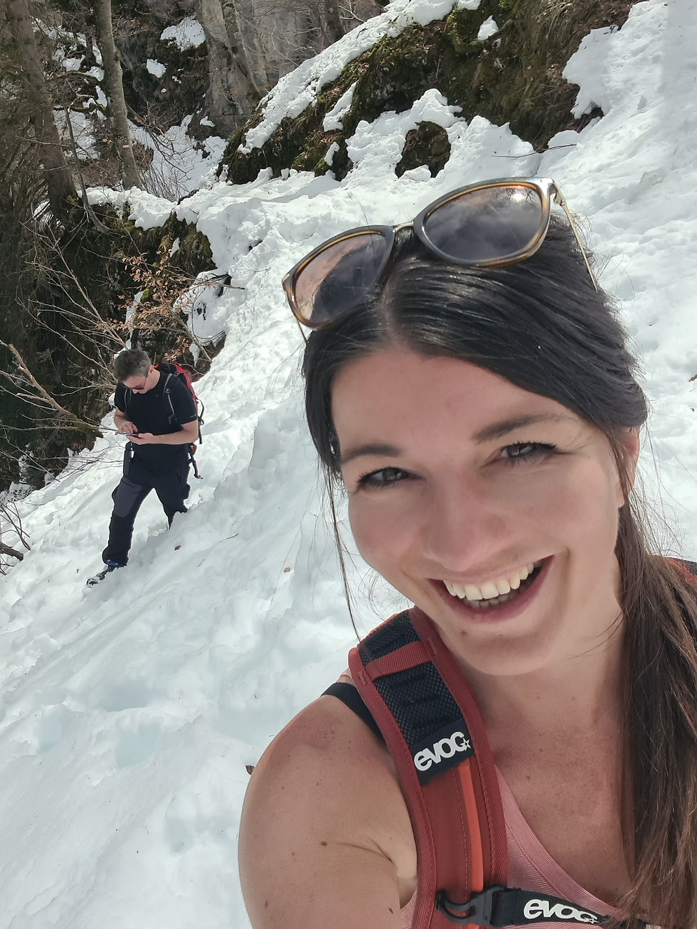 Ich mit meinem Partner lachend im Schnee – als Ausdruck von innerer Stabilität, Vertrauen und bewusster Verbindung.