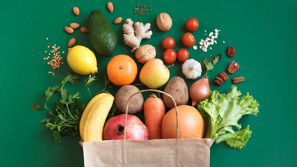 Bunte Auswahl an frischem Gemüse – darunter Tomaten, Karotten, Paprika, Zucchini und Blattgemüse