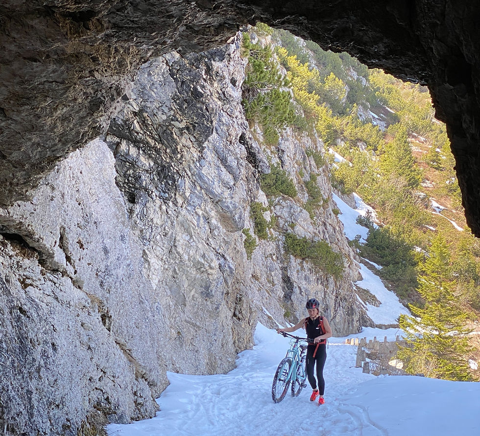 Ich beim Mountainbiken im Schnee – Bewegung, Natur und Herausforderung im Winter