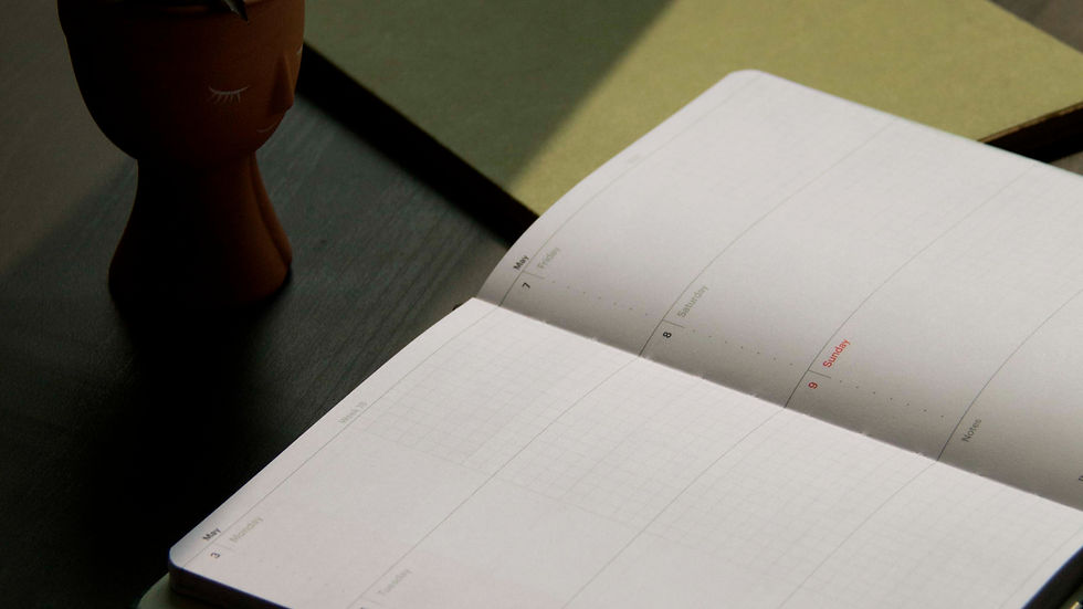 Offenes Buch und Tagesplaner als Symbol dafür, dass sich Begeisterung nicht planen lässt.