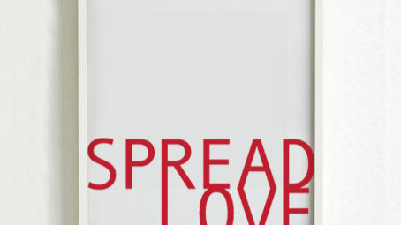 Schriftzug „Spread Love“ als Symbol dafür, dass Begeisterung, Freude und positive Energie auf andere Menschen überspringen können.