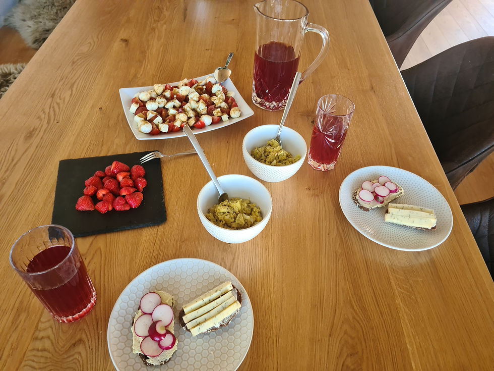 Gesundes, natürliches Essen liebevoll auf einem Holztisch angerichtet – frische Zutaten, warme Farben und ein Moment bewusster Ernährung.