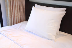 Almohadas de la cama del hotel