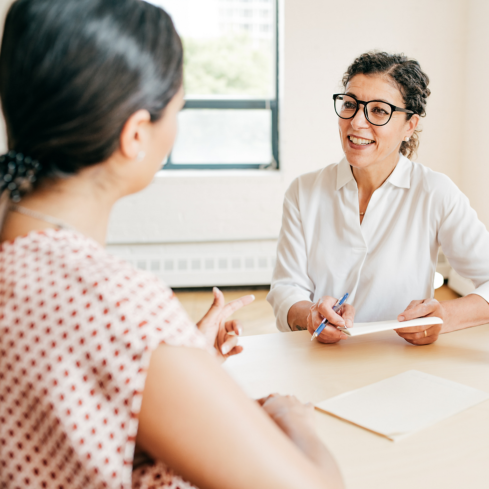 Gespräch zwischen einem Optiker und einem Patienten, das durch Düfte verbessert werden kann