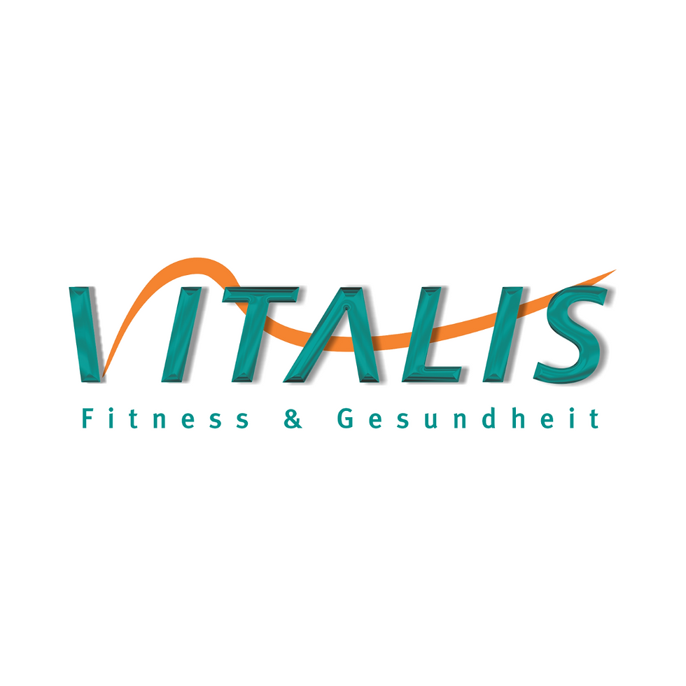 El logotipo de «Vitalis Fitness & Gesundheit» presenta las letras turquesas «VITALIS», con la letra V fusionándose en una línea curva naranja que lo recorre todo. Debajo, en letras turquesas más pequeñas, se encuentra la inscripción «Fitness & Gesundheit».