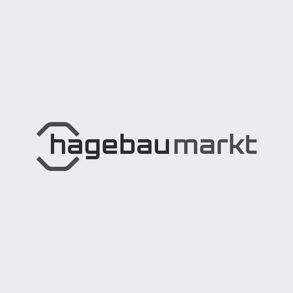 Logotipo de Hagebaumarkt con un marco octogonal verde a la izquierda, seguido de las letras 'hagebau' en rojo y 'markt' en verde, en minúsculas modernas.