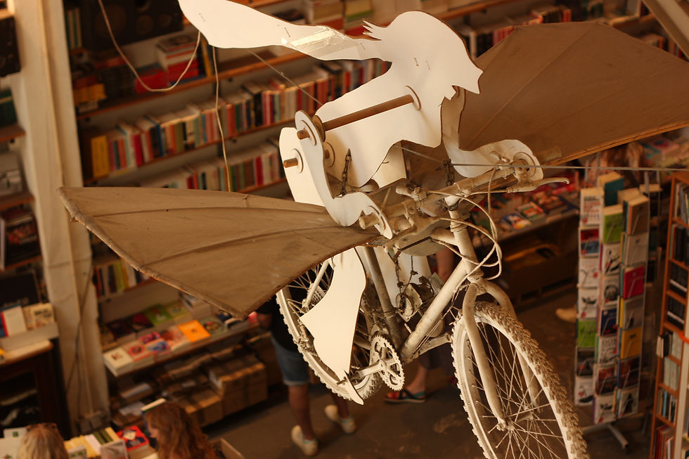 Imagem da bicicleta na livraria Ler devagar.