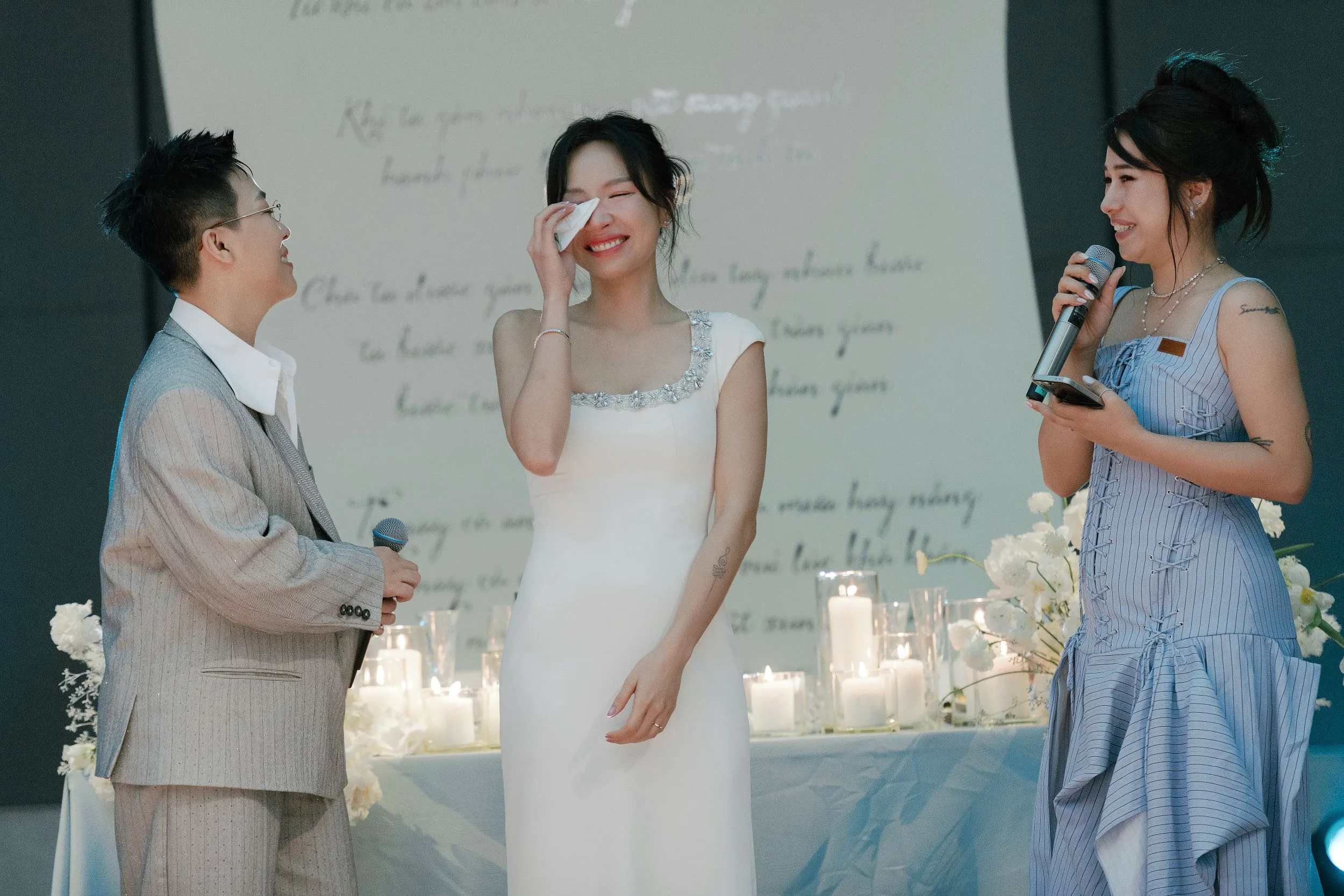 Cô dâu lau nước mắt trong khoảnh khắc xúc động khi nghe những lời tự sự đầy yêu thương từ chú rể.