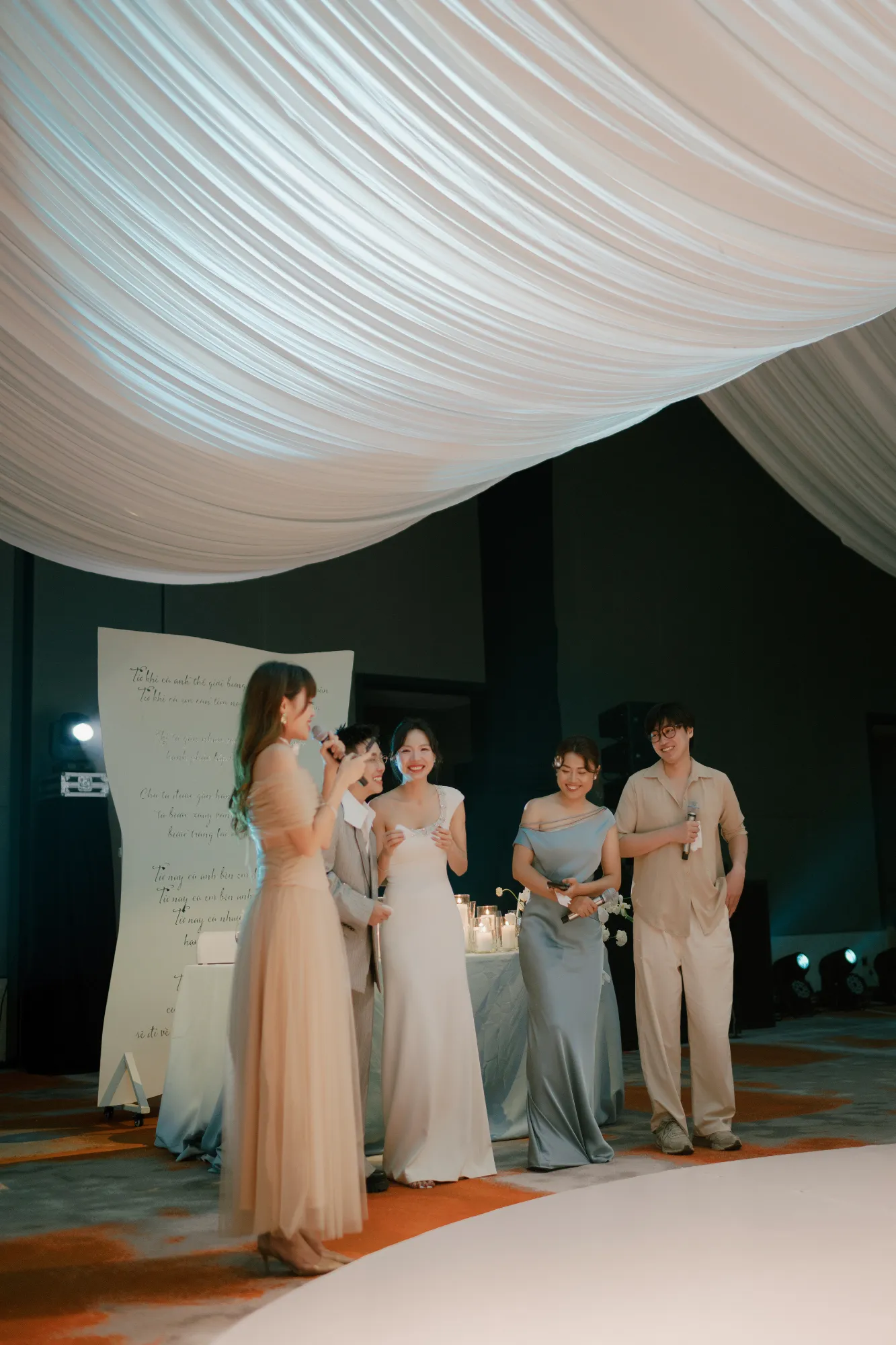 Khách mời phát biểu trong tiệc cưới, mang đến tiếng cười và những lời chúc ý nghĩa dành cho cô dâu chú rể.