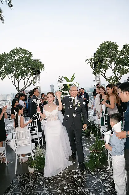 Khoảnh khắc rời lễ đường rooftop sau nghi thức cưới trong tiếng vỗ tay chúc mừng
