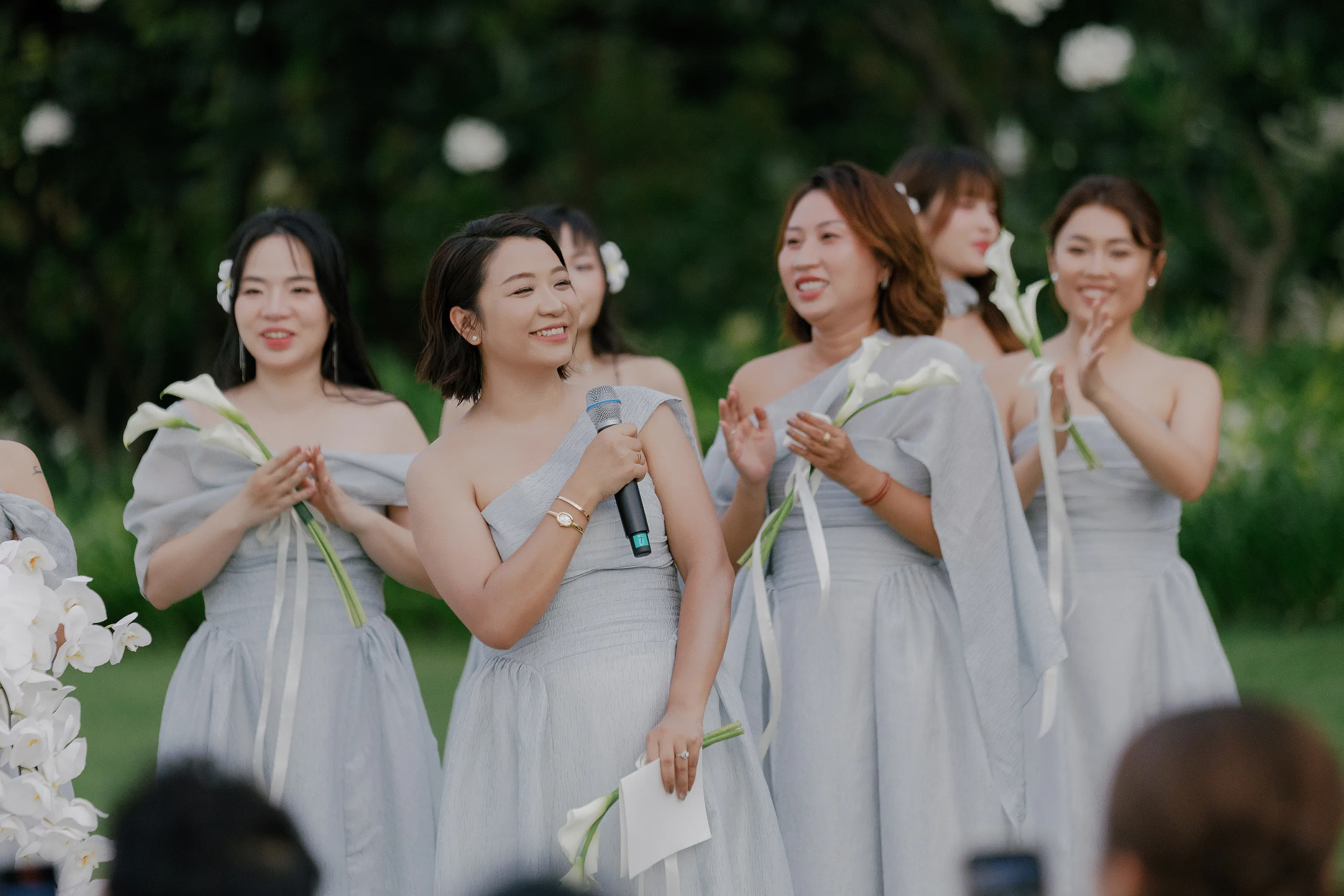 Phù dâu phát biểu chúc mừng cô dâu chú rể trong lễ cưới.