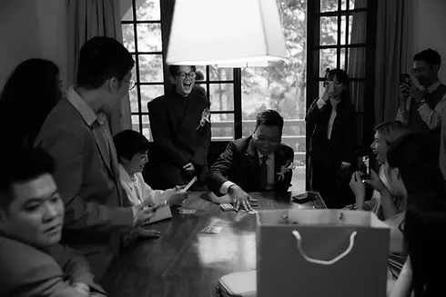 Chú rể vui chơi cùng bạn bè trước lễ cưới, căn phòng rộn ràng tiếng cười và những ánh nhìn hào hứng xung quanh.