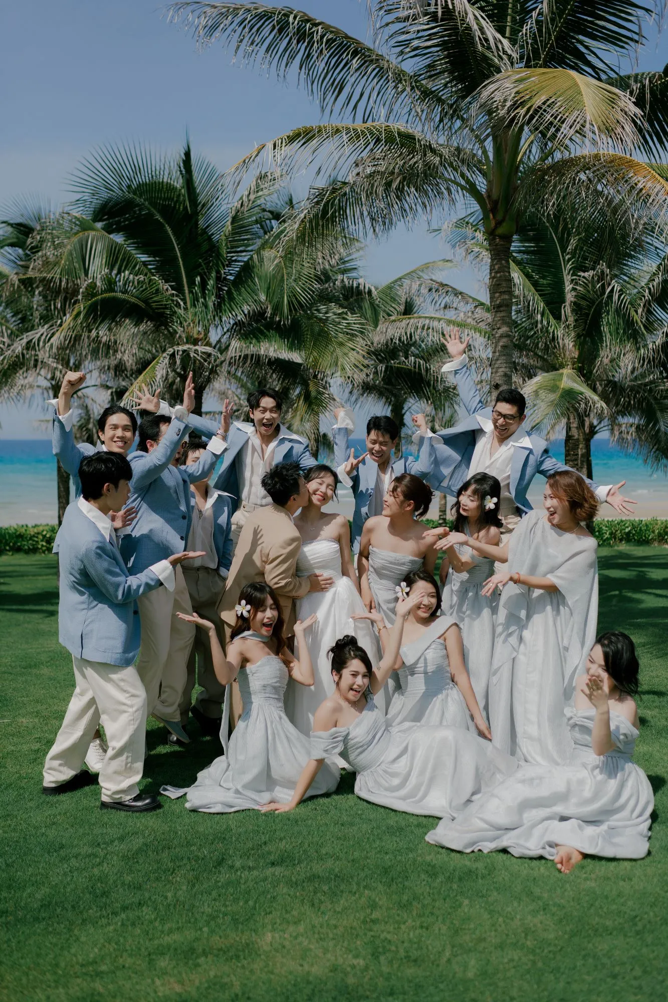 Khoảnh khắc get ready vui nhộn của dàn phù dâu – phù rể cười đùa cùng cô dâu chú rể tại khu vườn cạnh bãi biển.