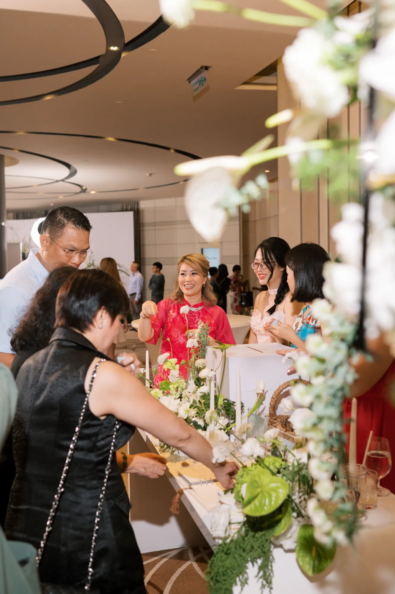 Không khí trò chuyện và chúc mừng khi gia đình hỗ trợ cô dâu chú rể chào đón khách mời trong tiệc cưới.