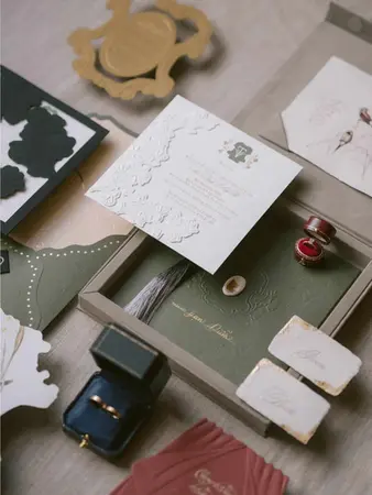 Bộ thiệp cưới tinh tế với họa tiết hoa lá, chim nhỏ và cành mộc lan mang nhiều ý nghĩa cho cặp đôi