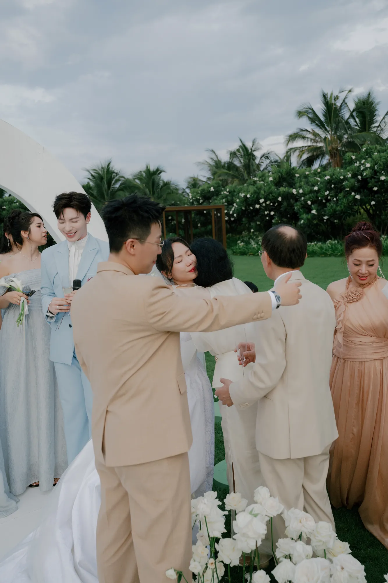 Khoảnh khắc gia đình ôm và chúc mừng đôi uyên ương sau lễ cưới.