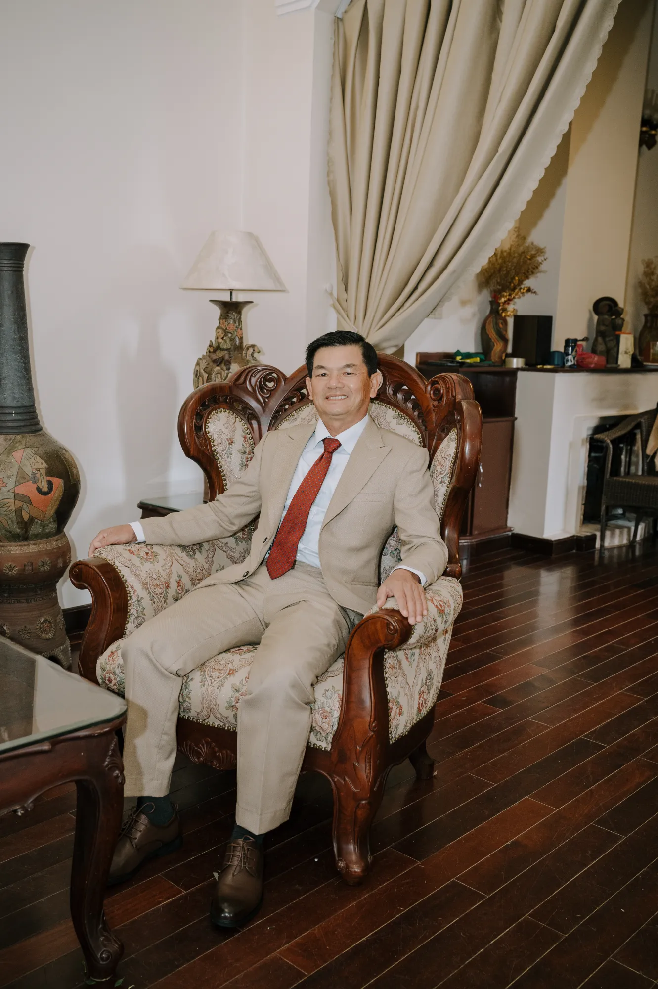 Người cha chỉnh trang trước lễ cưới, chuẩn bị cho khoảnh khắc trọng đại.