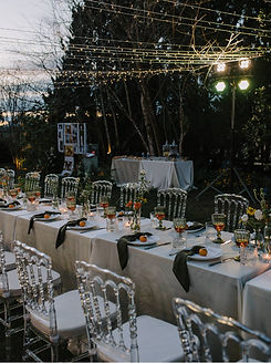 Setup bàn tiệc cưới ngoài trời với décor tinh tế, ý tưởng dành cho intimate weddings tại Việt Nam