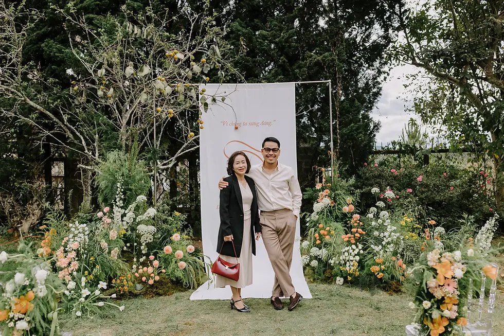 Chú rể chụp ảnh cùng với mẹ trong đám cưới sân vườn thân mật ở Đà Lạt.