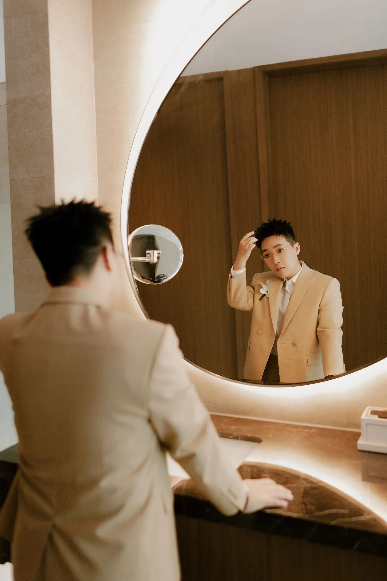 Chú rể chỉnh tóc trước gương.