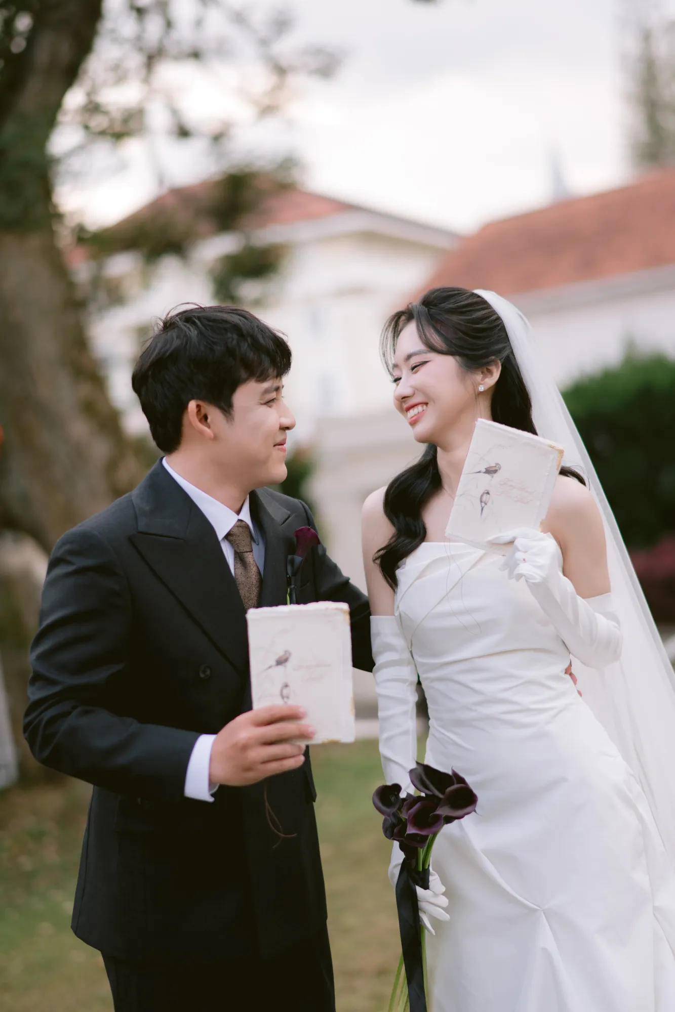 Giây phút cô dâu chú rể nhìn nhau khi trao lời thề nguyện.