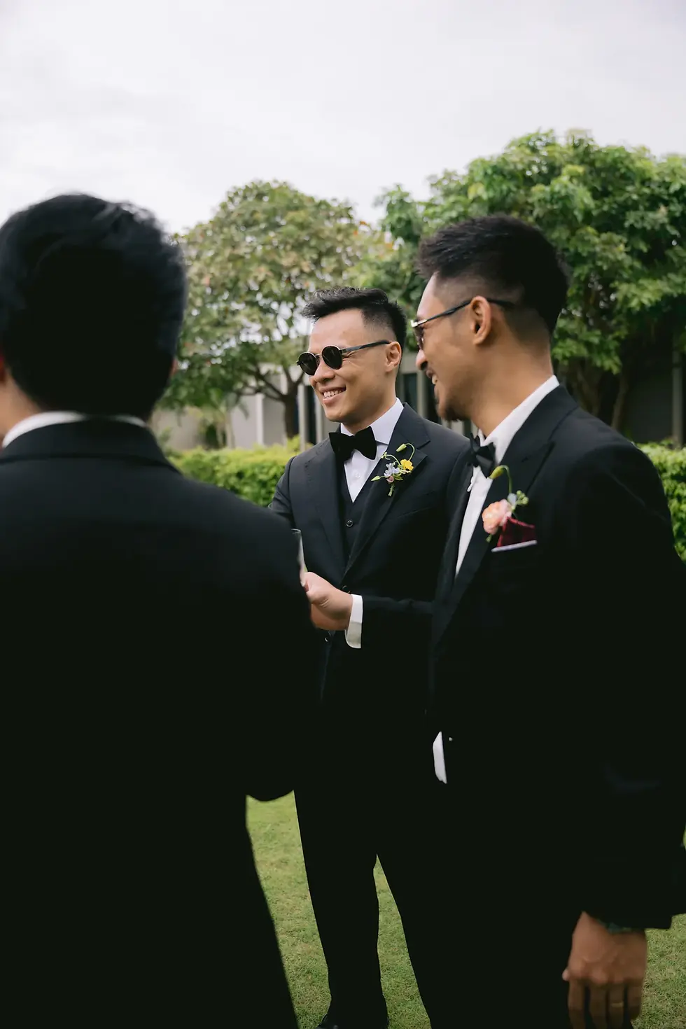 Chú rể trò chuyện vui vẻ cùng phù rể trước lễ cưới.