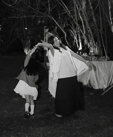 Bạn bè cùng nhau khiêu vũ trong không gian tiệc cưới buổi tối