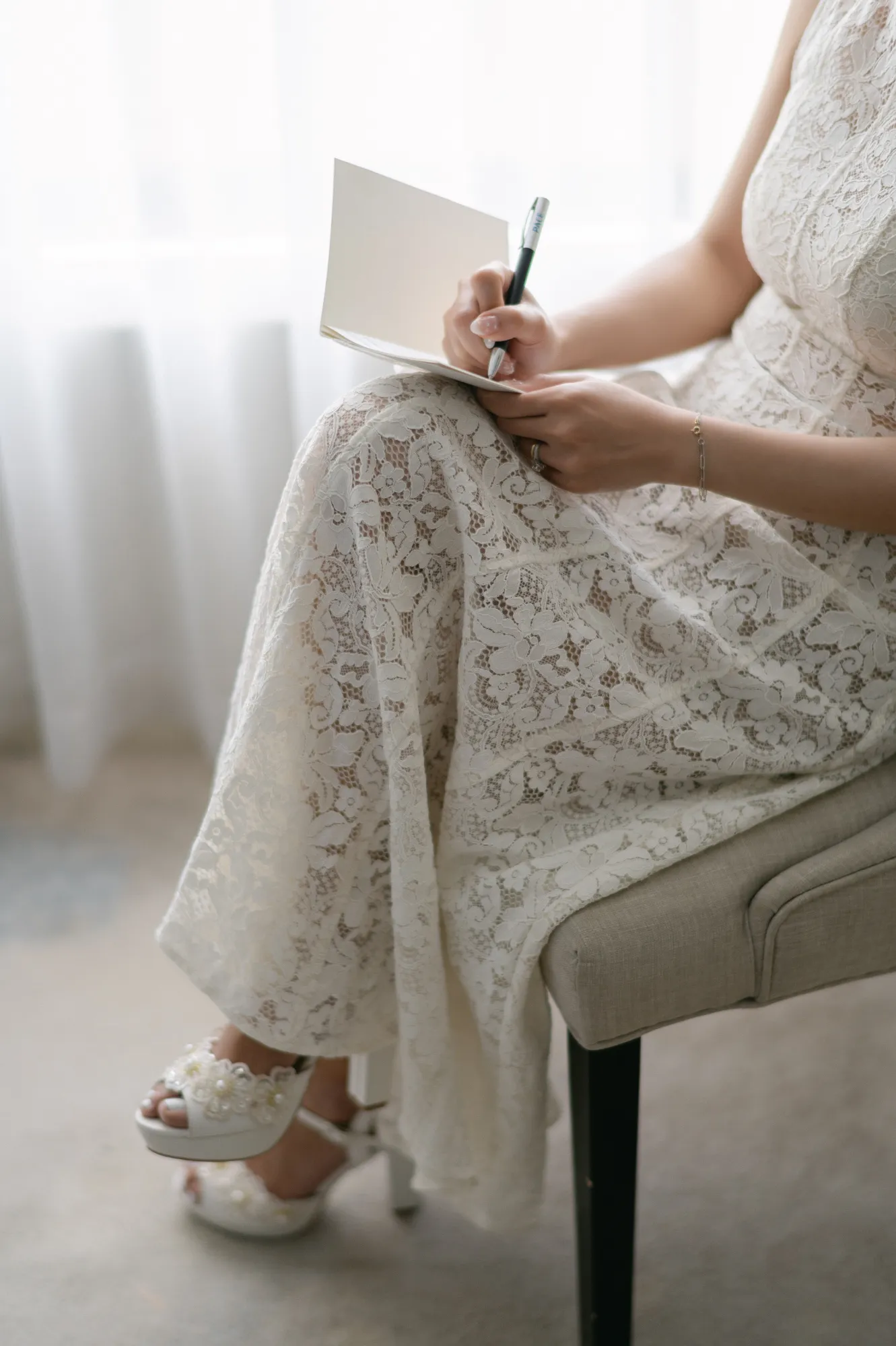 Cô dâu viết lời thề trong sổ tay trước lễ cưới.