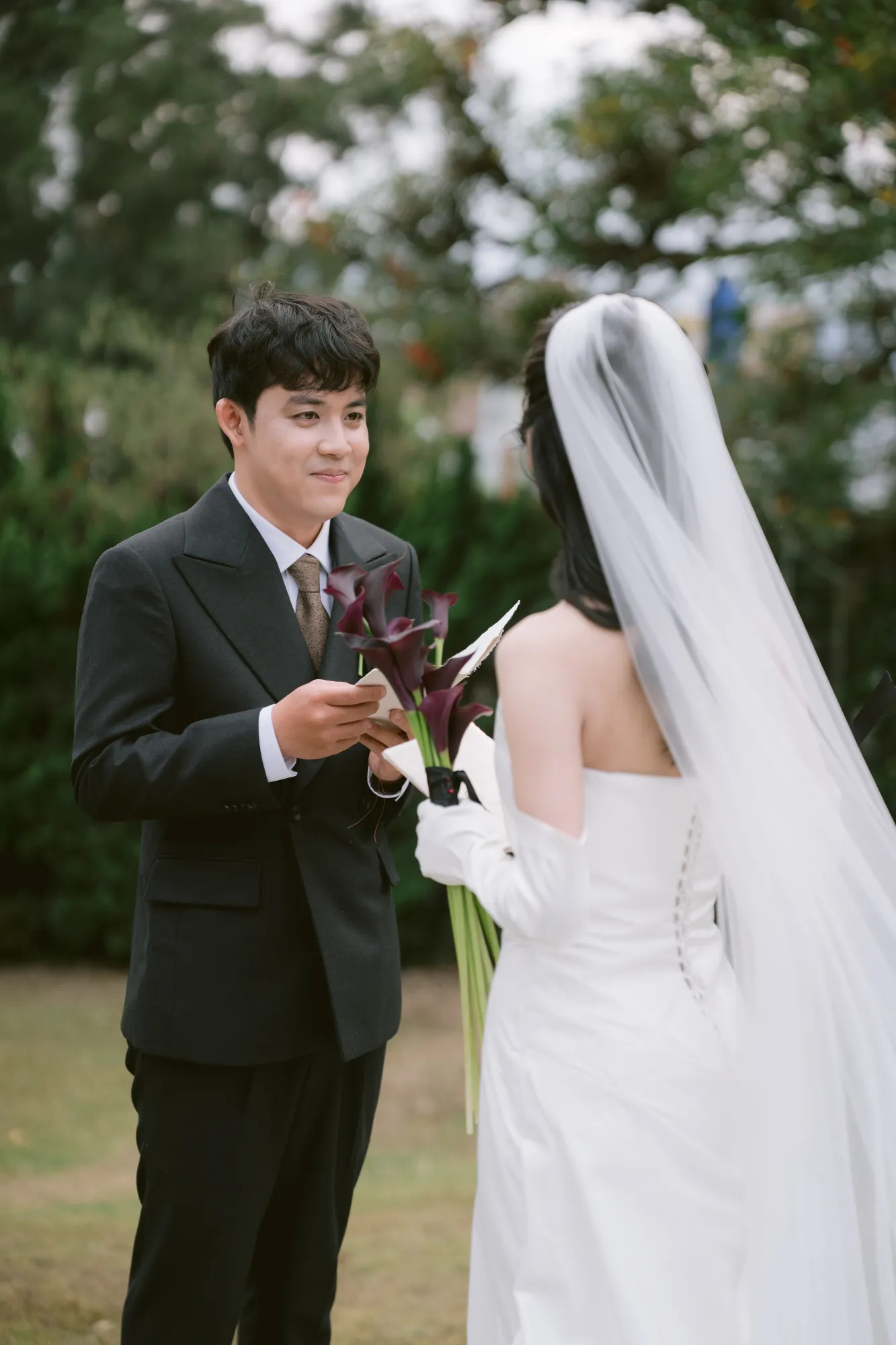 Chú rể trao lời hứa và ánh mắt dành cho cô dâu trong buổi lễ, khoảnh khắc sâu sắc của ngày cưới.