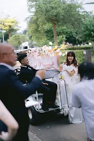 Khoảnh khắc “Just Married” vui nhộn khi cặp đôi di chuyển trên xe điện giữa sự chúc mừng