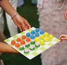 Khay bánh tráng miệng nhiều màu sắc được chuẩn bị cho tiệc cưới ngoài trời