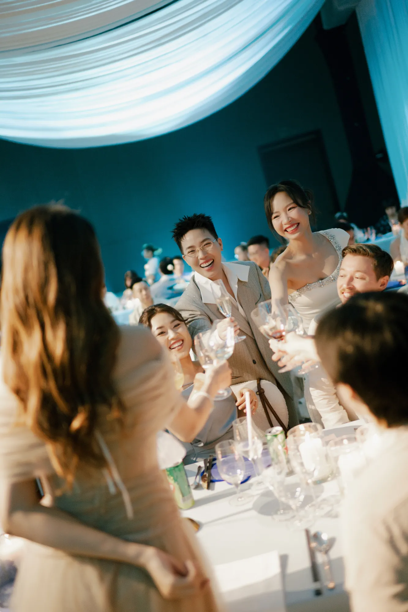 Khoảnh khắc cô dâu chú rể cùng bạn bè cụng ly chúc mừng, tiếng cười và niềm vui lan tỏa khắp không gian tiệc cưới.