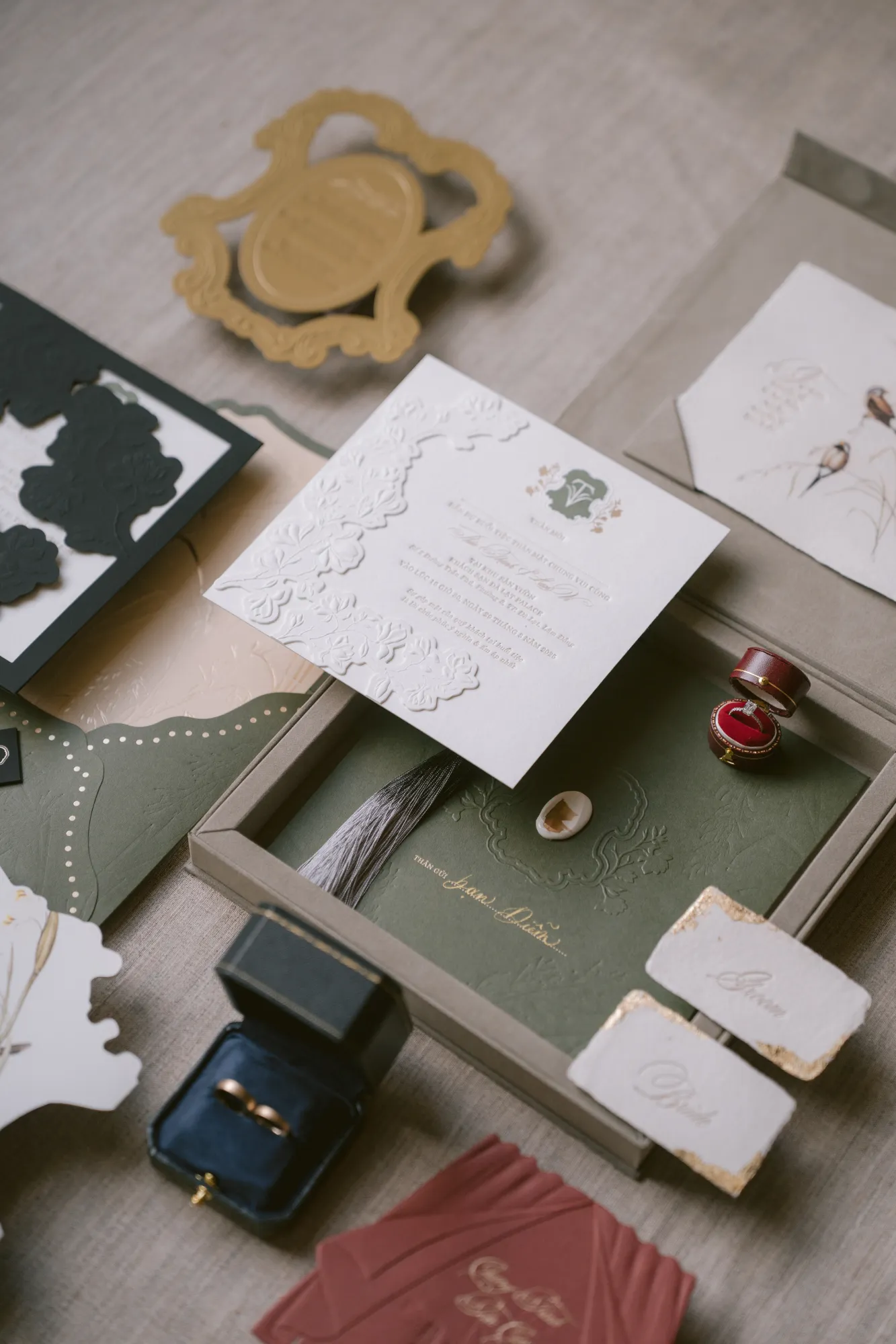 Thiệp cưới và sổ lời thề được thiết kế tinh tế cho ngày cưới.