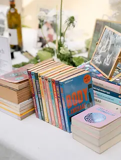 Góc trưng bày sách và vật dụng trang trí mang dấu ấn cá nhân trong tiệc cưới