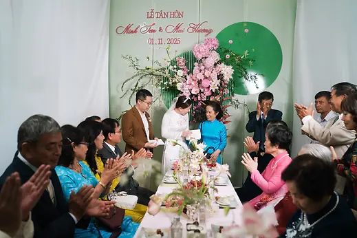 Nghi thức trao lễ trong buổi lễ gia tiên truyền thống với sự chứng kiến của hai họ tại Sài Gòn