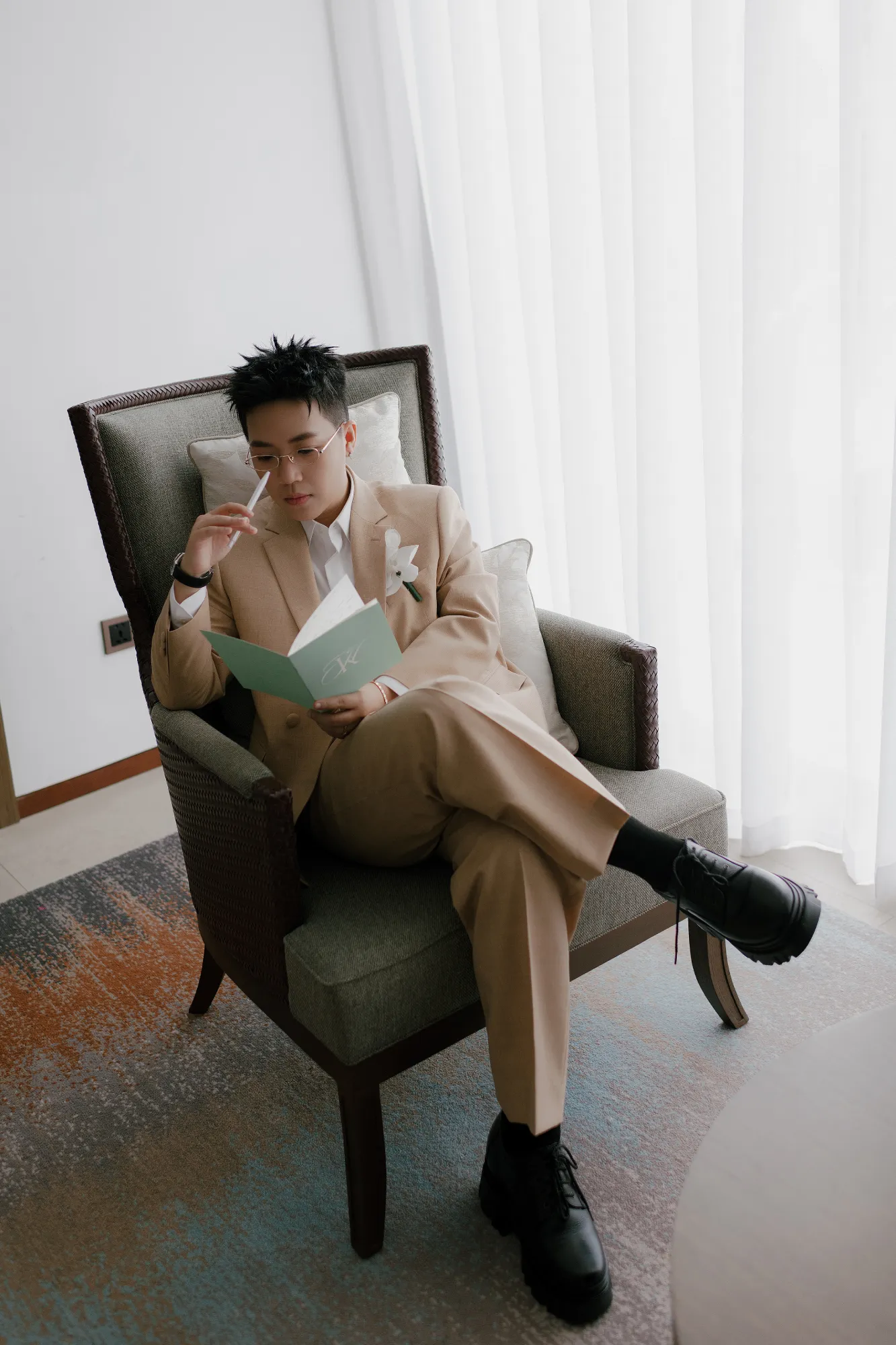 Khoảnh khắc Kai Đình viết lời thề cưới đầy cảm xúc.