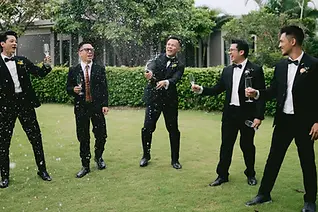 Khoảnh khắc nâng ly champagne đầy tiếng cười trong không khí ăn mừng ngày cưới