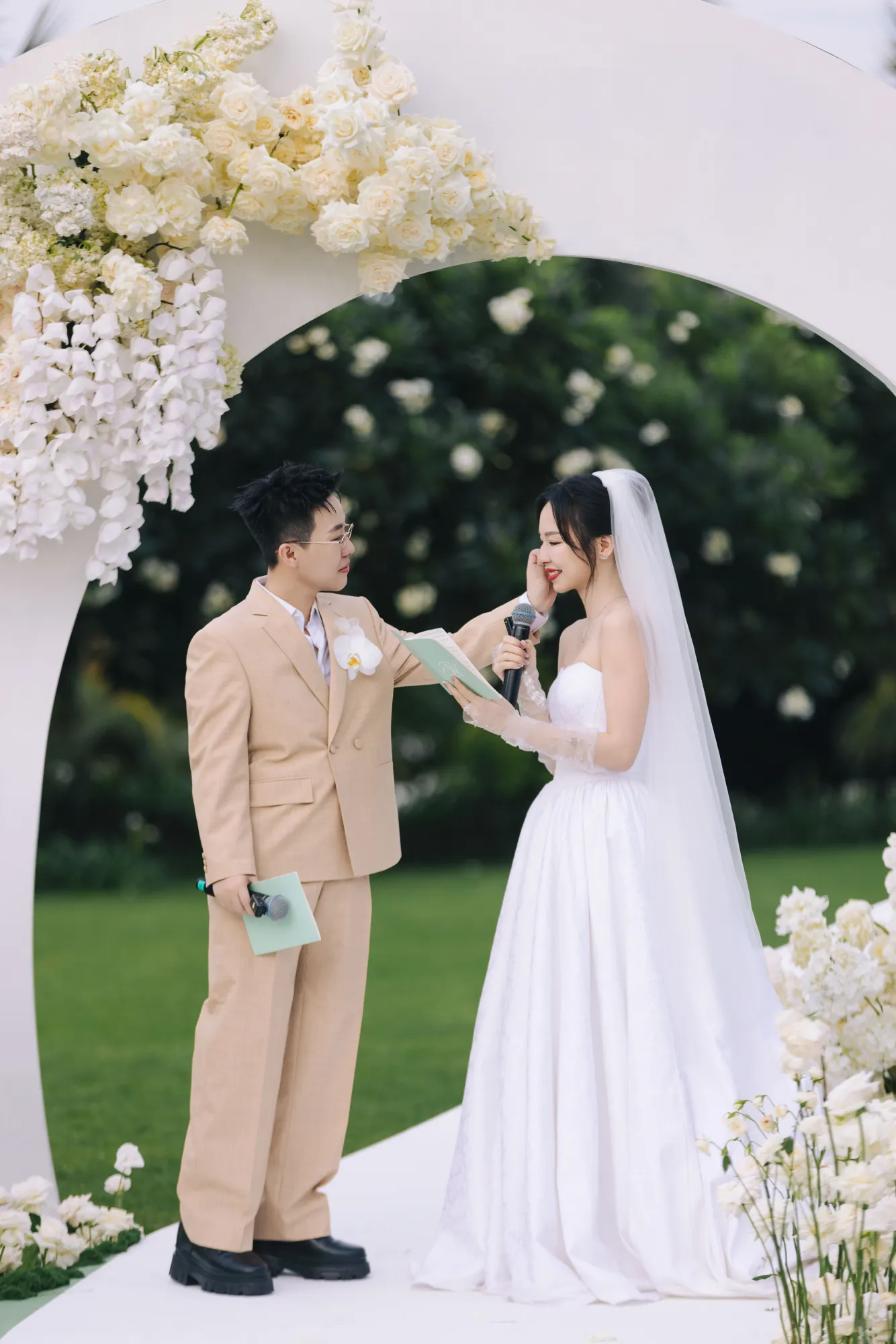 Khoảnh khắc cô dâu chú rể xúc động khi đọc lời thề cưới.