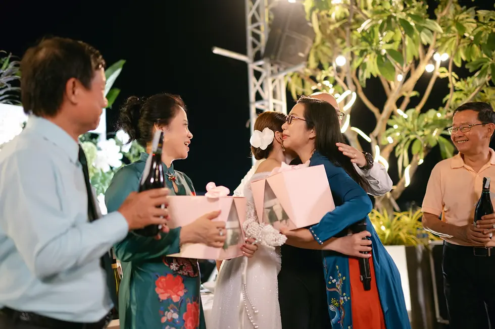 Khoảnh khắc bố mẹ trao quà và ôm cặp đôi đầy yêu thương.