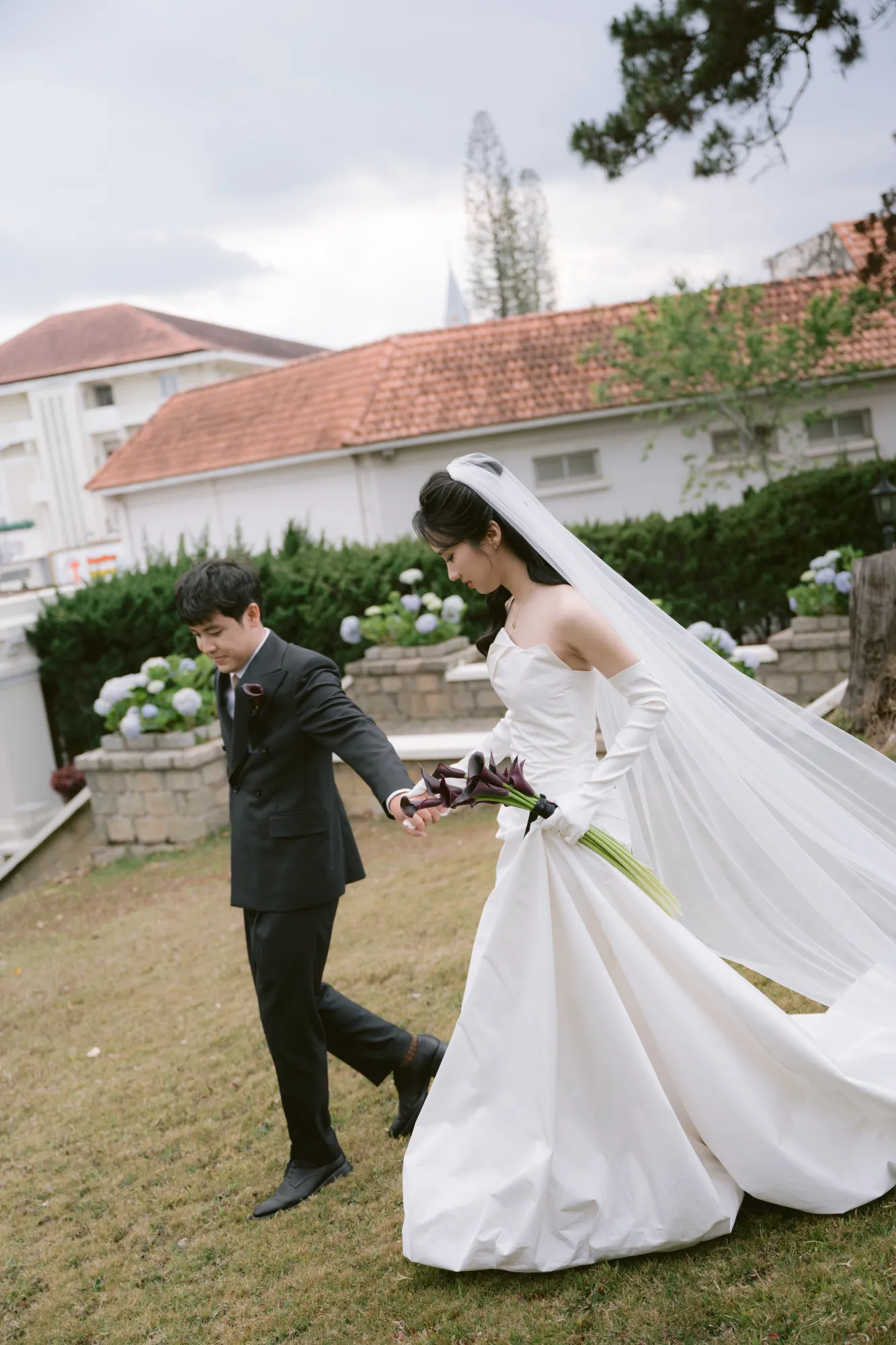 Cô dâu chú rể nắm tay nhau để đi đến địa điểm trao đổi vows.