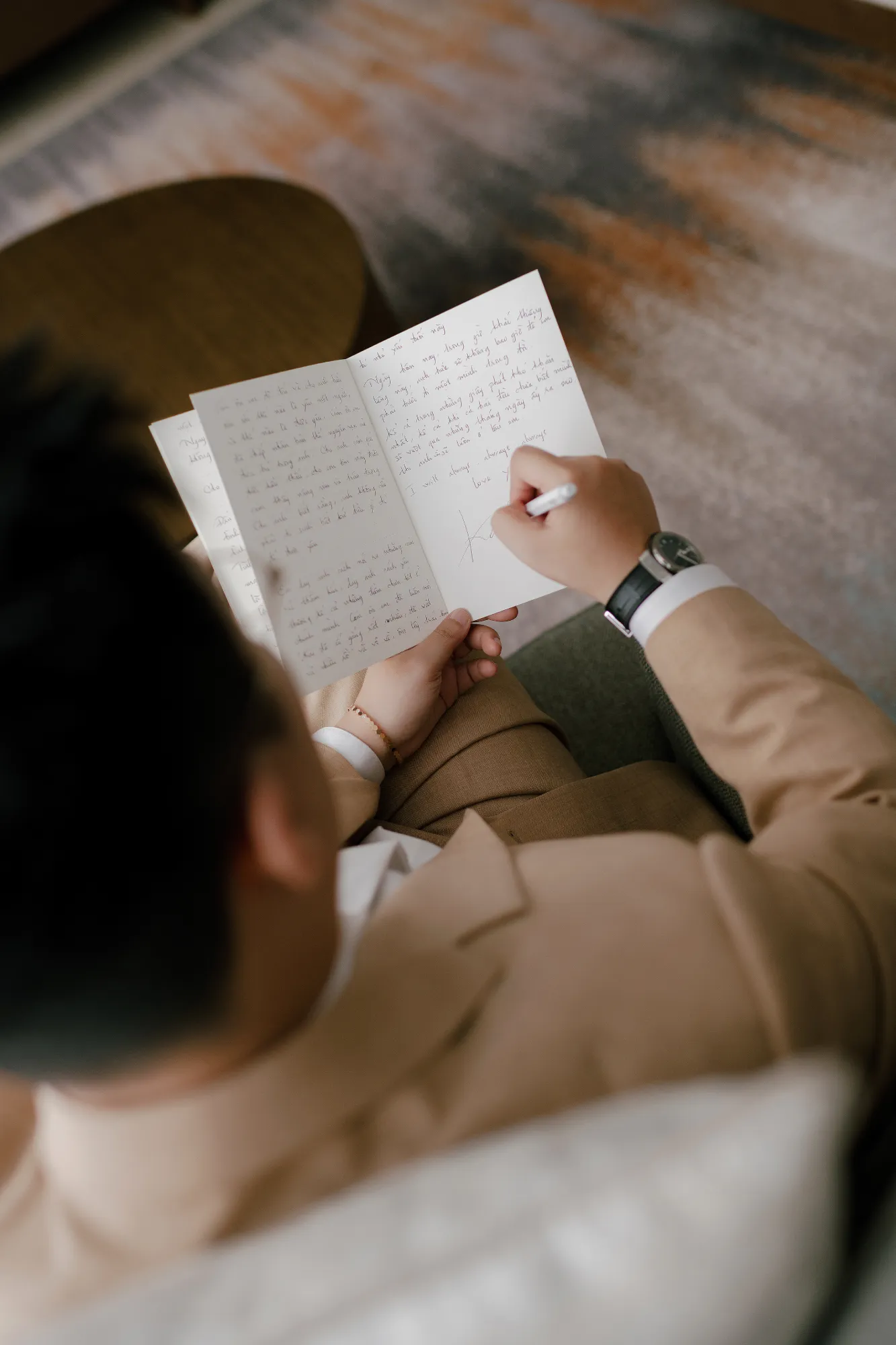 Chú rể viết lời thề cưới bằng tay trong phòng chuẩn bị.