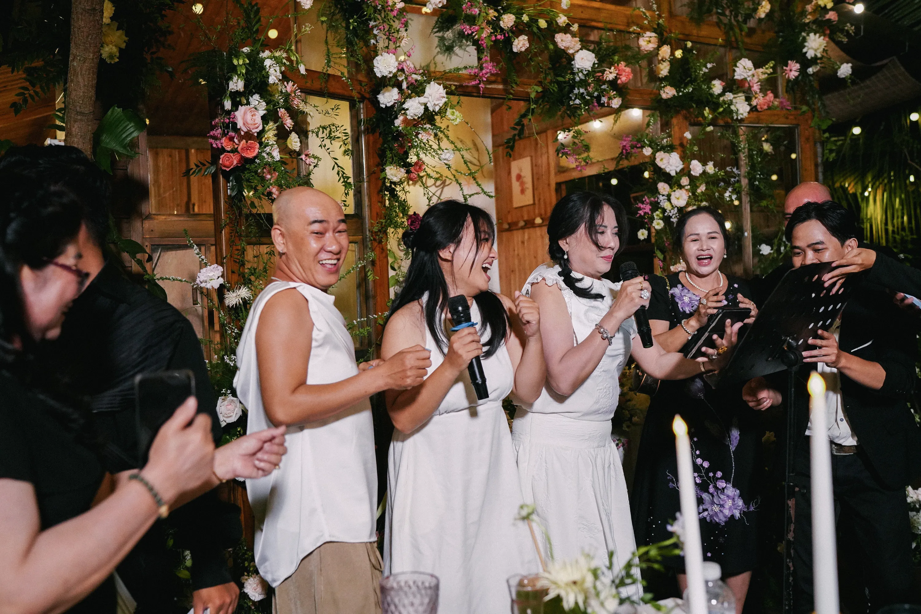 Gia đình hát karaoke và vua đùa trong đám cưới miền Tây.