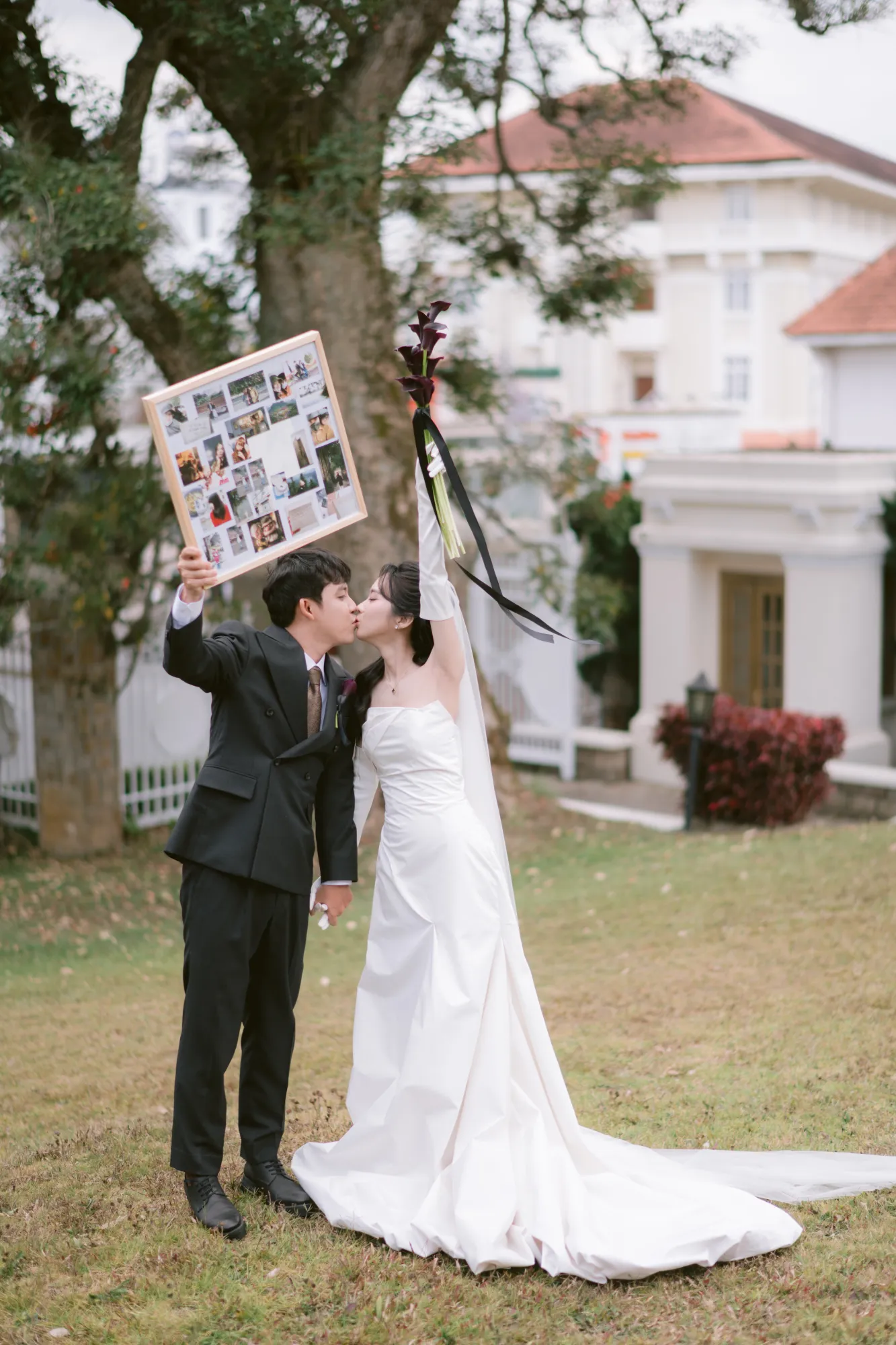 Khoảnh khắc đọc lời thề cưới ý nghĩa giữa cô dâu và chú rể.